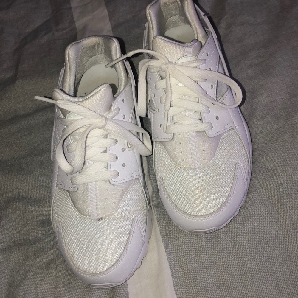 good condition tennis shoes